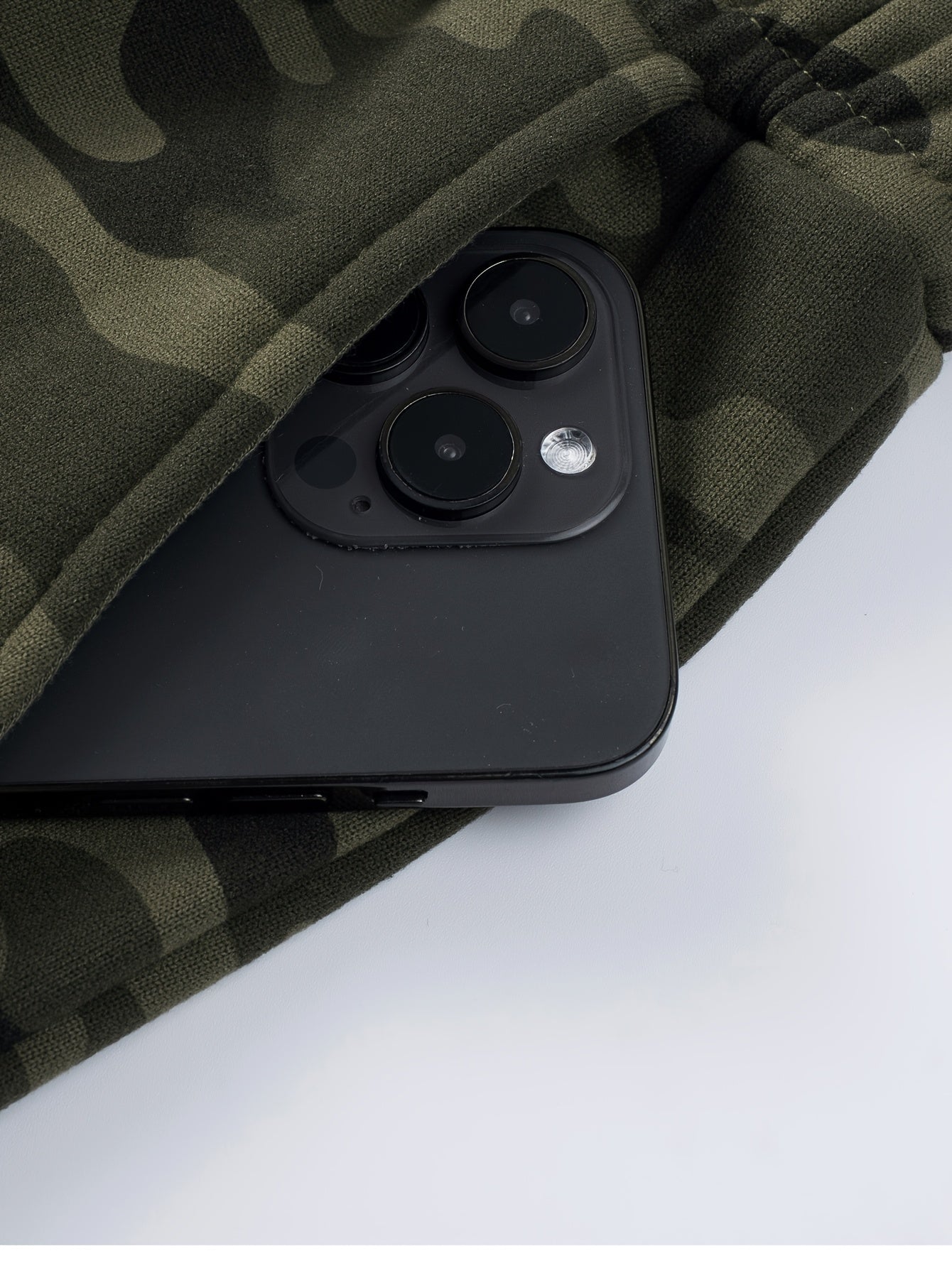 Ensemble survêtement camouflage kaki et noir homme avec veste à capuche zippée