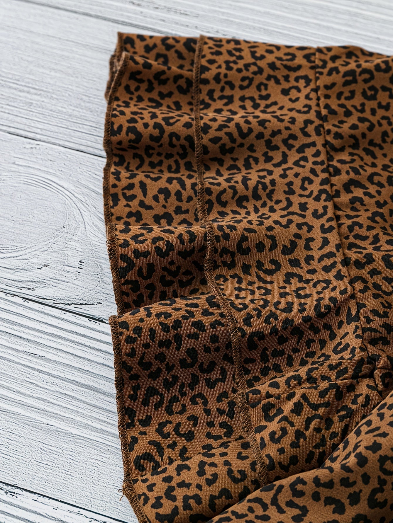 Avslappnad blus med leopardmönster för dam, semesterstil, korta ärmar med volang