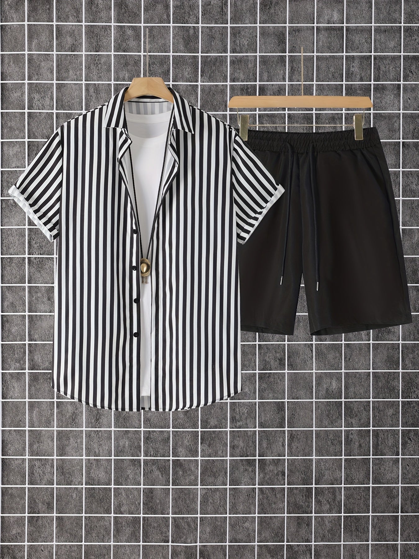 Avslappnad herroutfit med ränder, modern stil, perfekt för sommaren och semestern