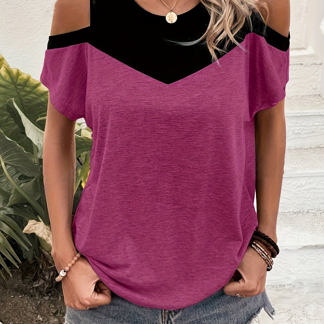 Top casual con spalle scoperte da donna, stile urbano moderno