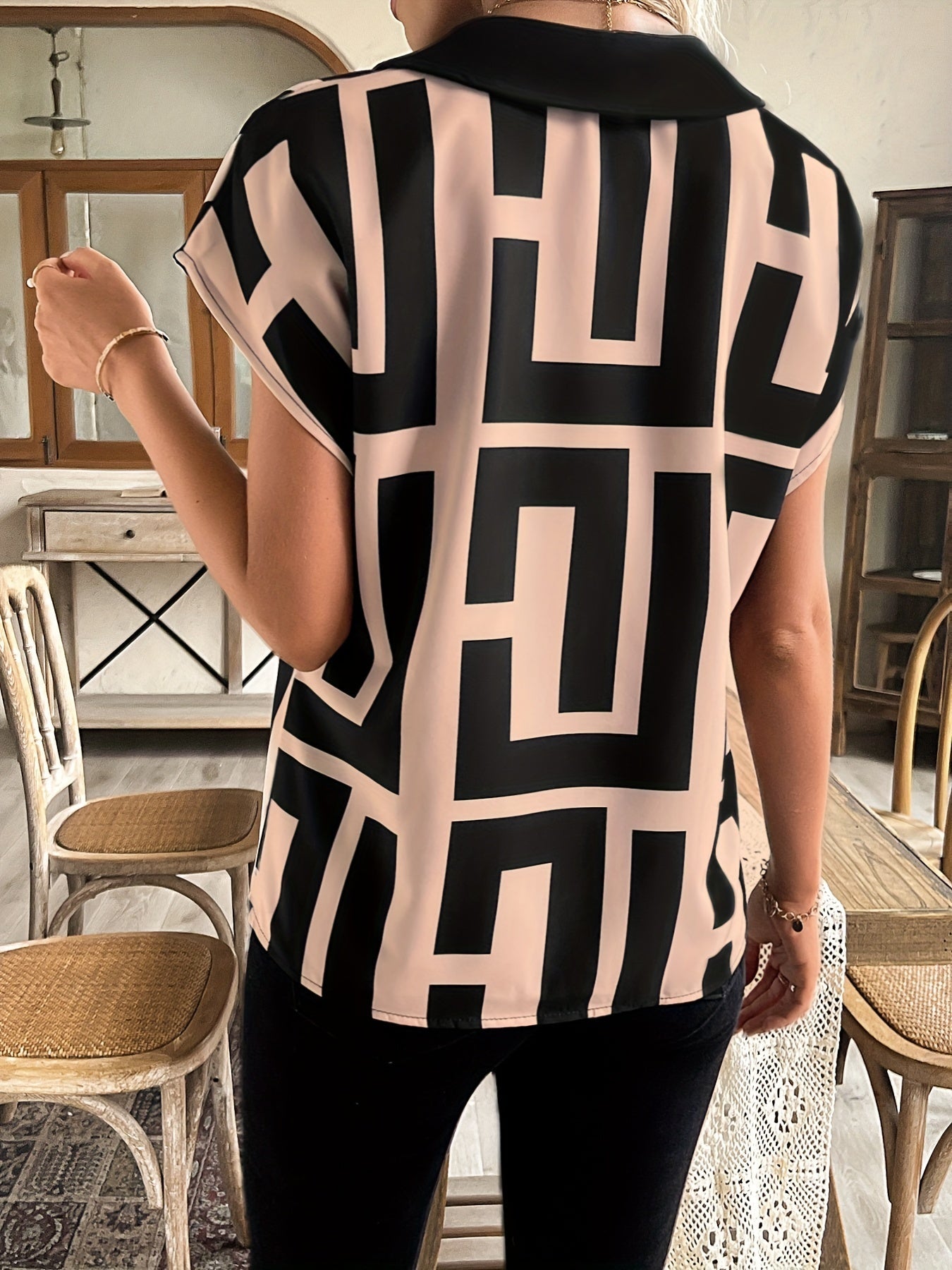 Elegante damesblouse met grafisch patroon, moderne stijl voor kantoor en uitgaan