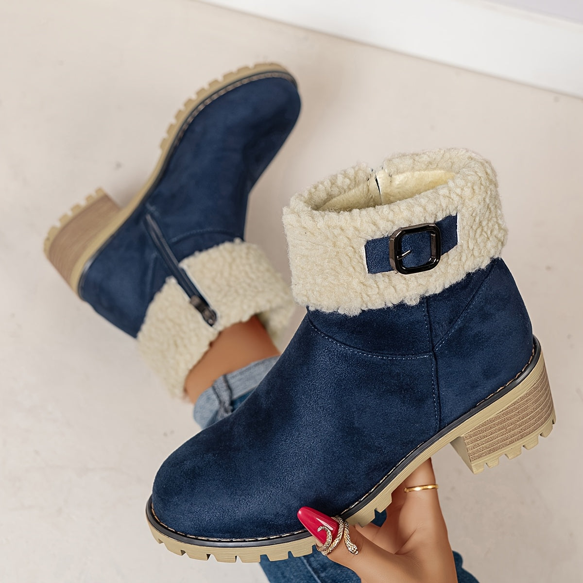 Bottines femme doublées imitation fourrure avec boucle décorative et semelle crantée à talon bloc