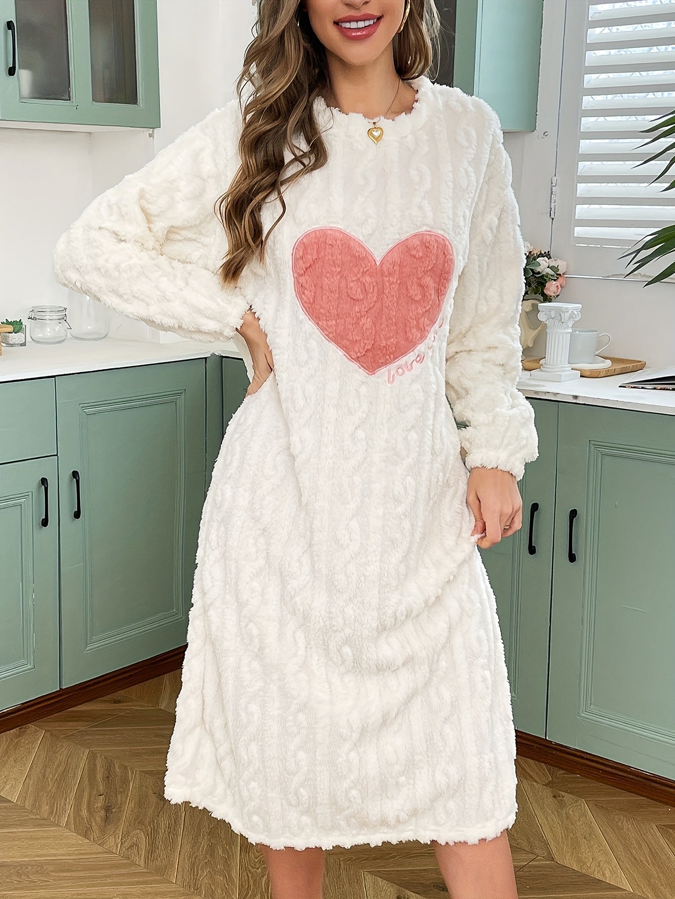 Robe de Nuit Chaude Femme Douce Blanc Cassé avec Cœur Rose et Inscription