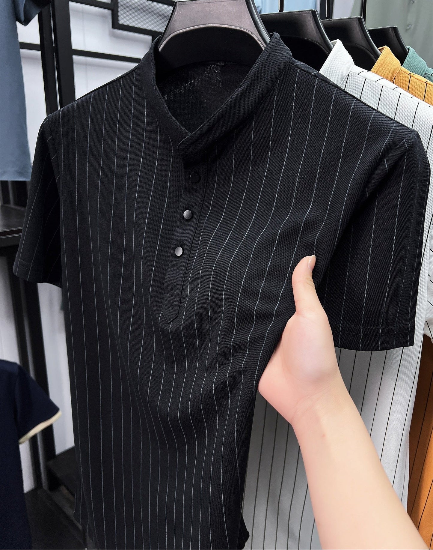 Herreskjorte med korte ærmer og striber i afslappet, elegant Henley-stil