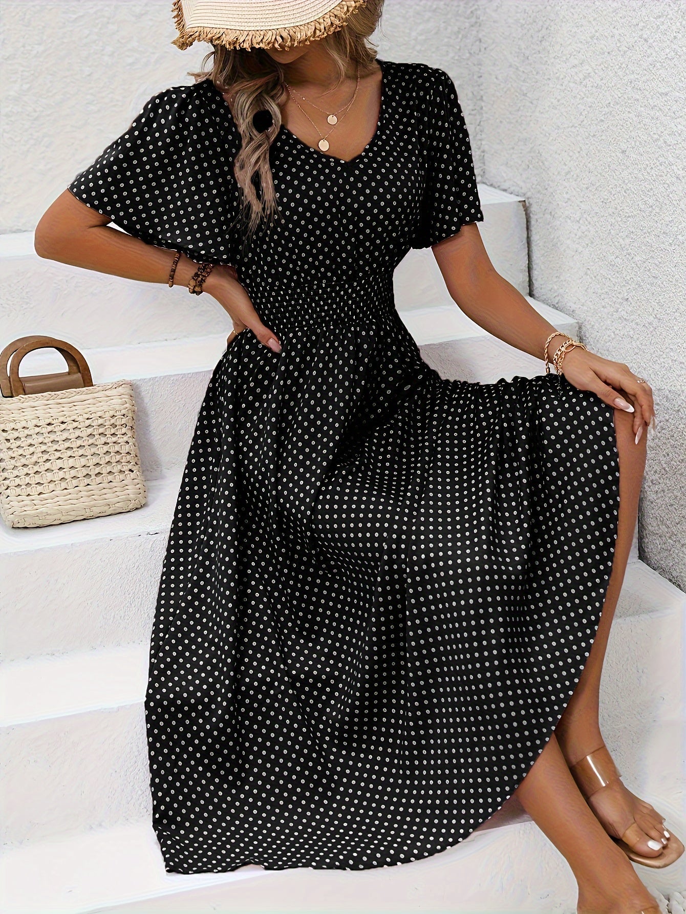 Elegancka sukienka damska w groszki, styl casual na wiosnę/lato