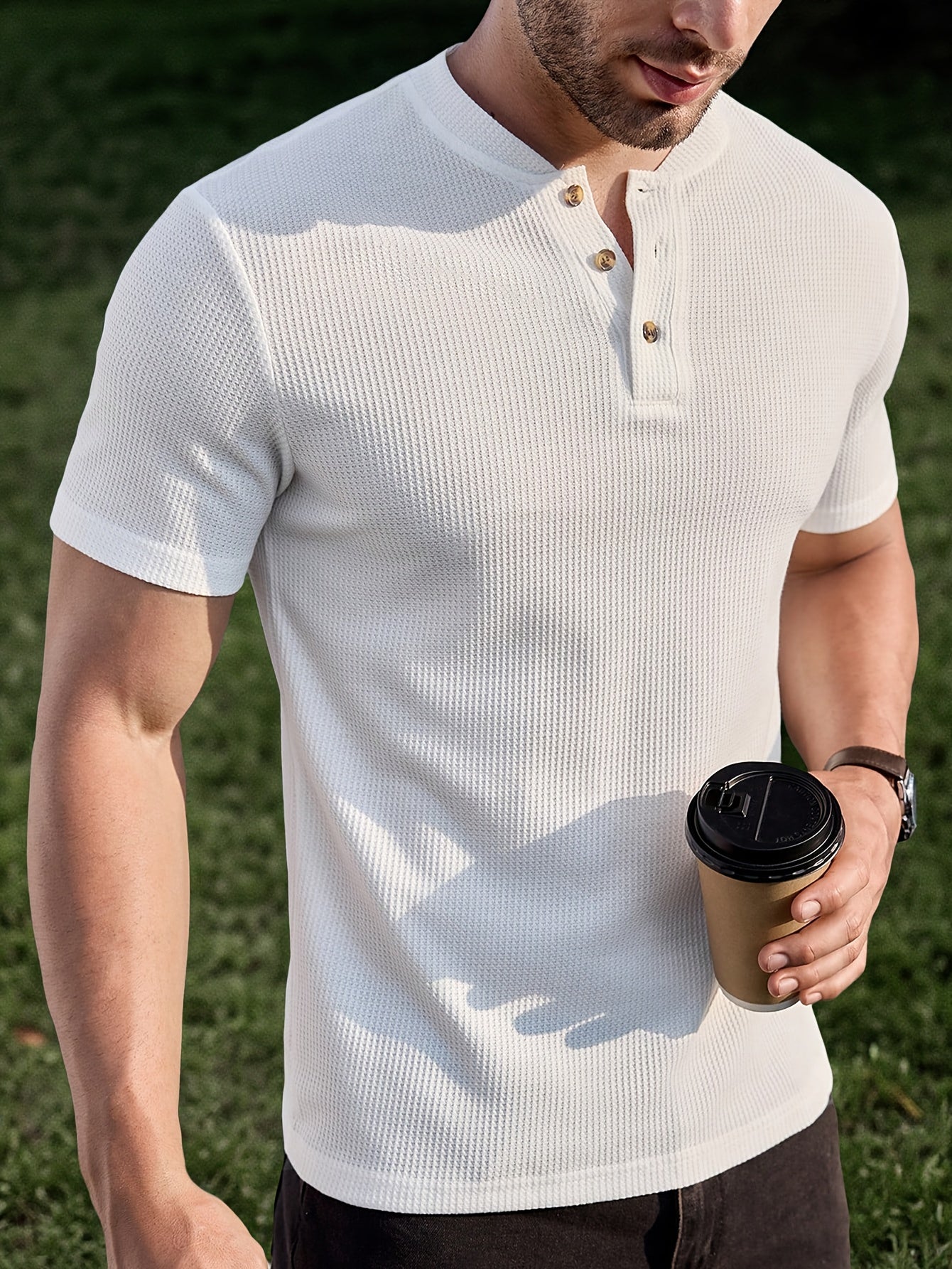 T-shirt Henley męski z krótkim rękawem i fakturą – nowoczesny i elegancki styl na casualowe wyjścia