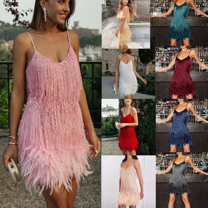 Damska sukienka wieczorowa w stylu charleston z frędzlami i piórami, idealna na imprezy i eleganckie wydarzenia