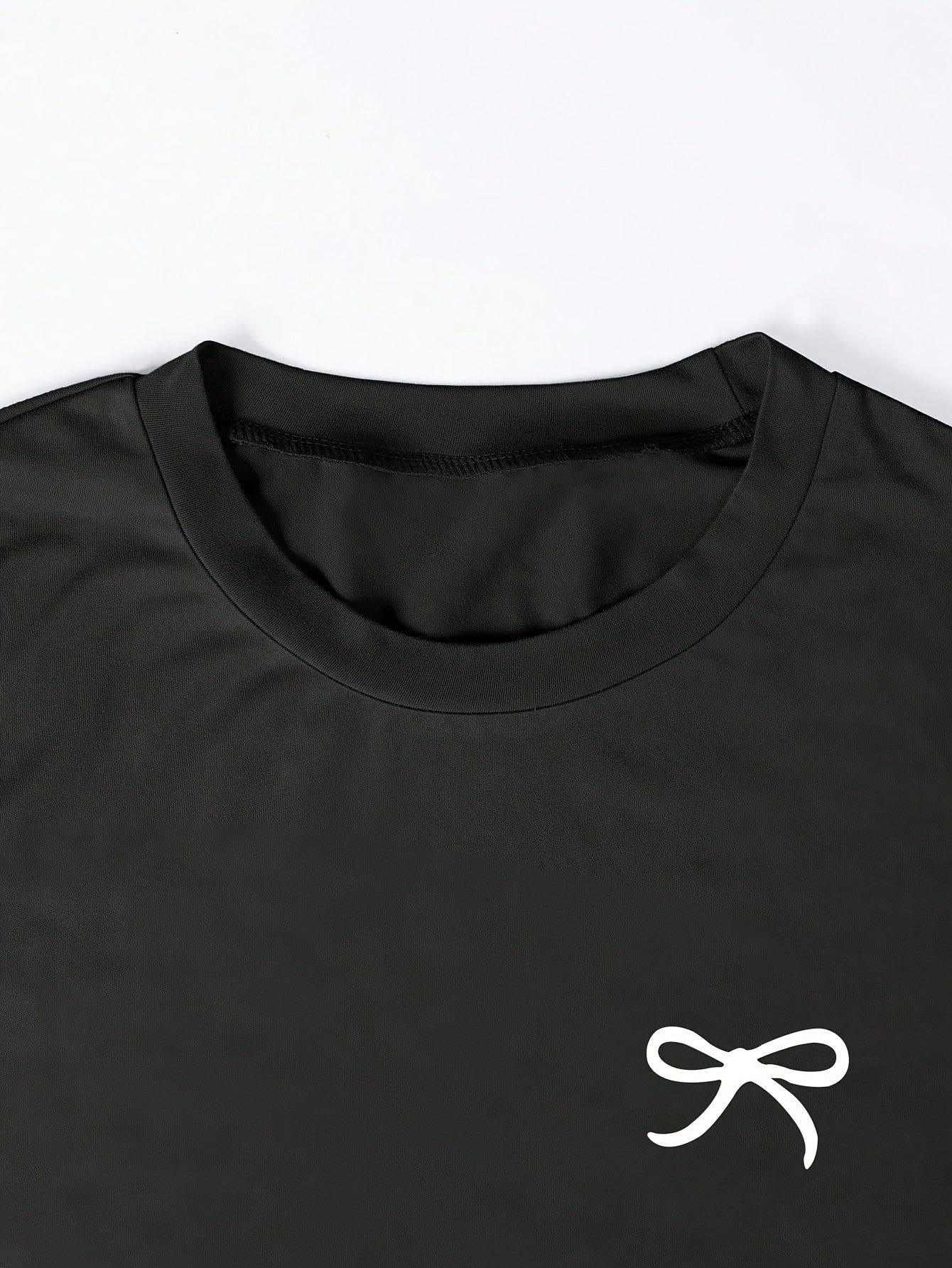 T-shirt femme casual chic à manches courtes avec nœud brodé, style élégant pour usage quotidien
