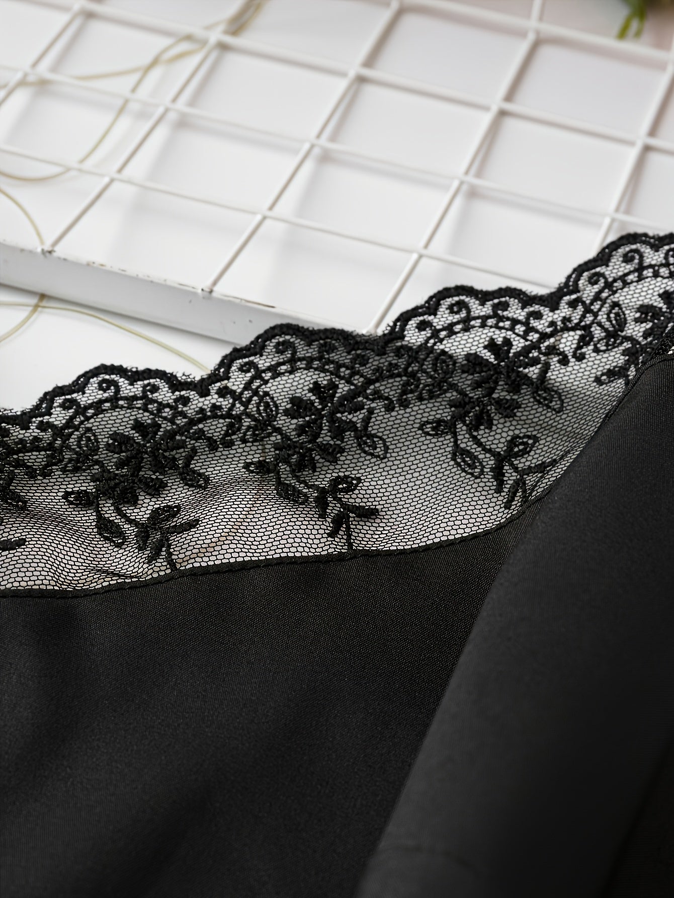 Damski top na cienkich ramiączkach z guzikami i koronką – Stylowy i elegancki na każdą okazję