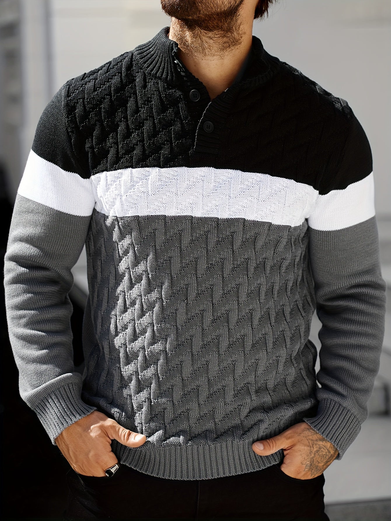 Pull homme tricoté à col montant boutonné rayé