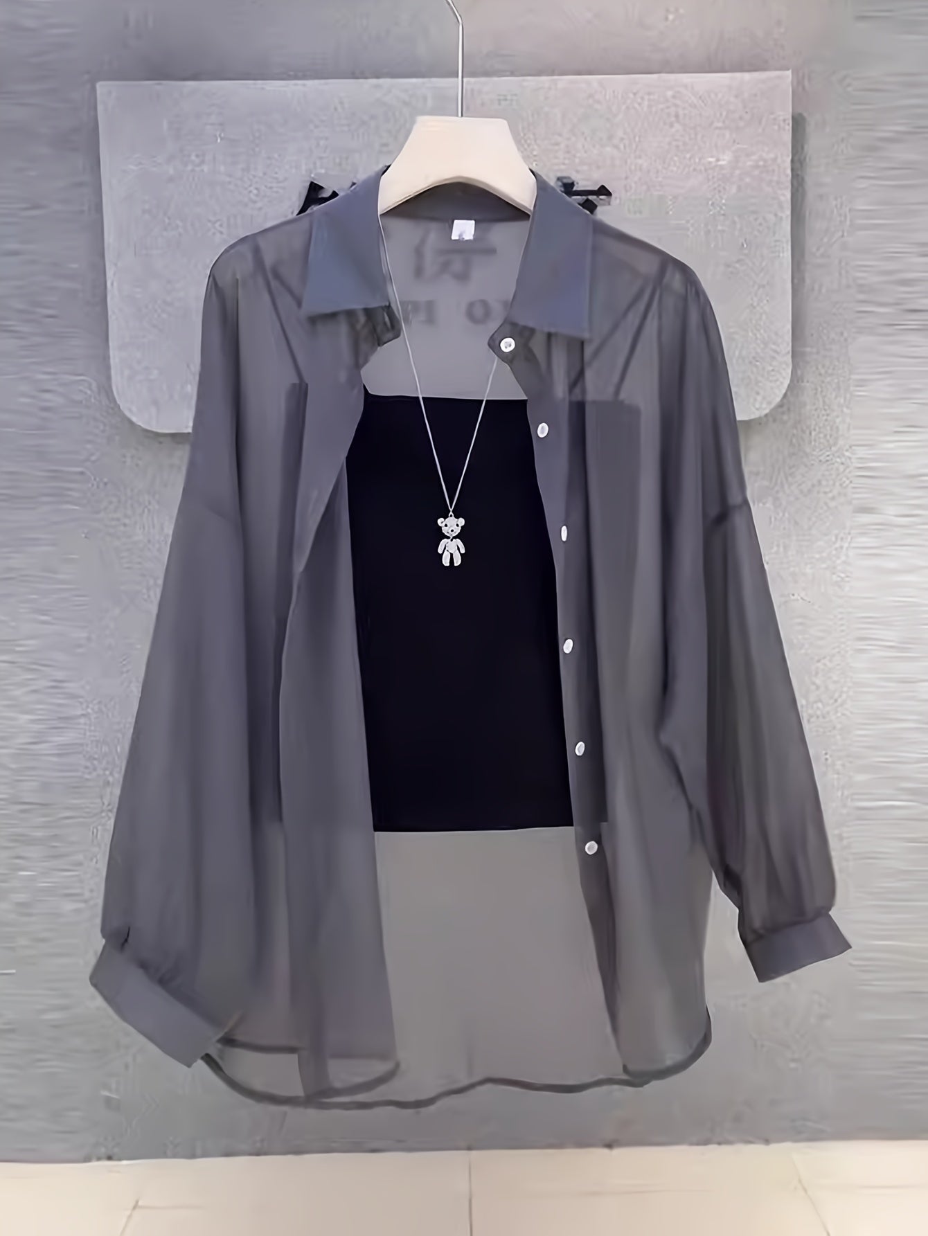 Løs transparent skjorte med undertrøje – Kvinde – Moderne stil til elegante lag-på-lag looks