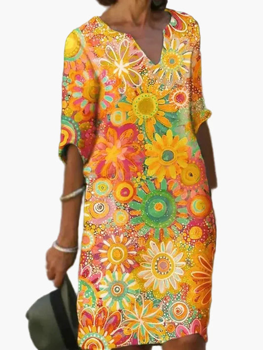 Avslappet kjole for dame med blomstertrykk i bohemisk stil til sommer og fritid