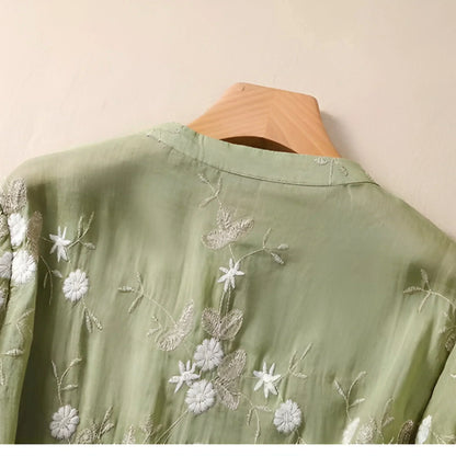 Blusa amplia con bordados florales para mujer, estilo elegante y versátil