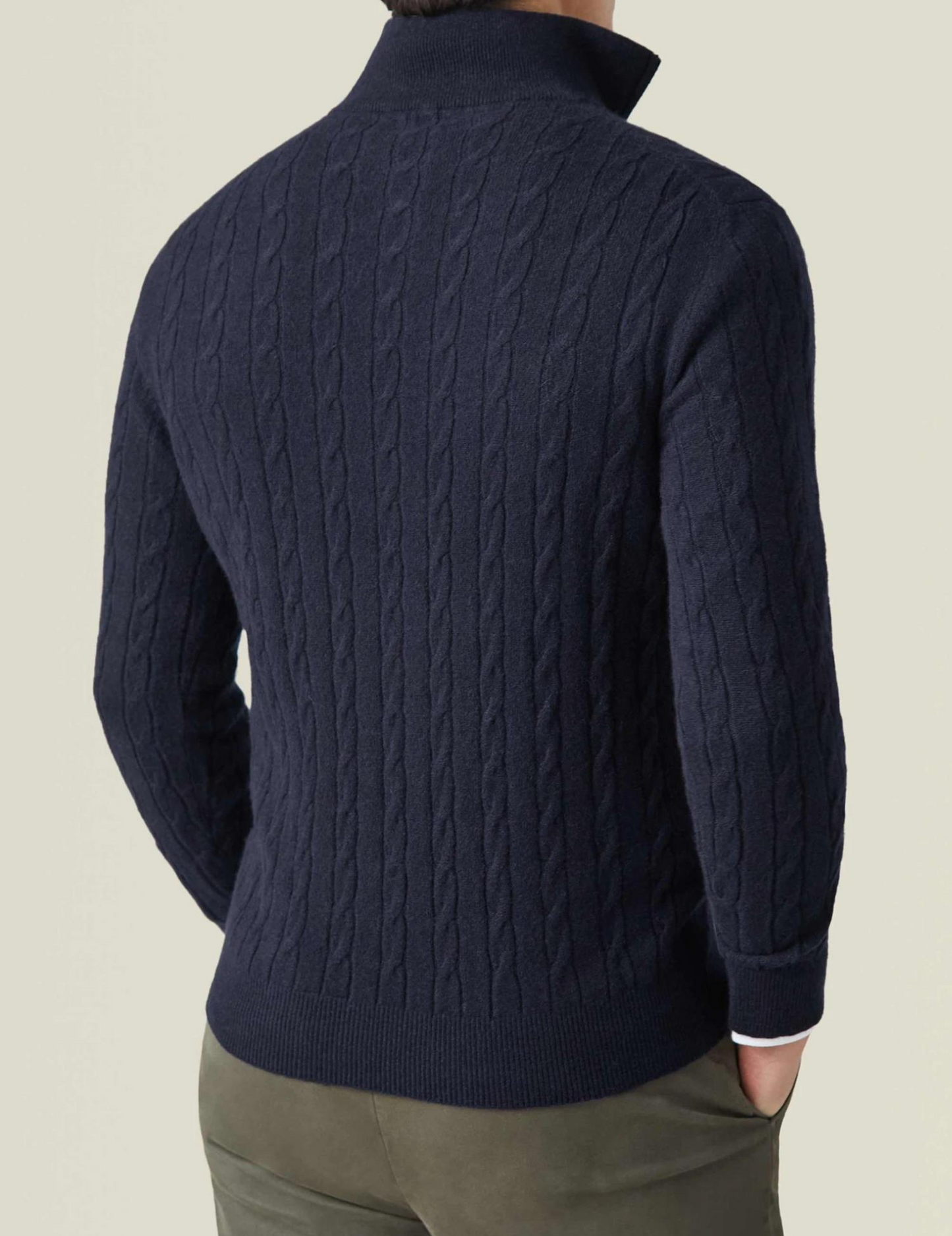 Maglione con zip intrecciato uomo elegante stile casual e professionale