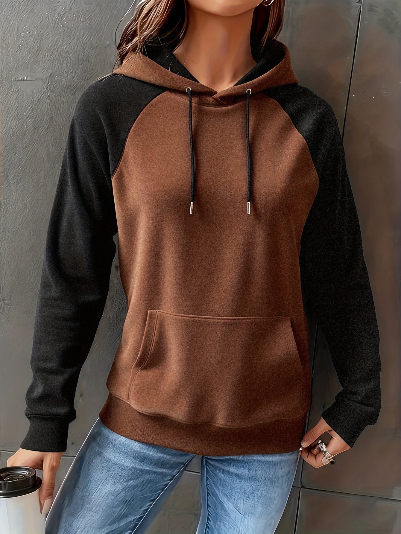 Sweat à Capuche Femme Bicolore Marron et Noir avec Manches Raglan