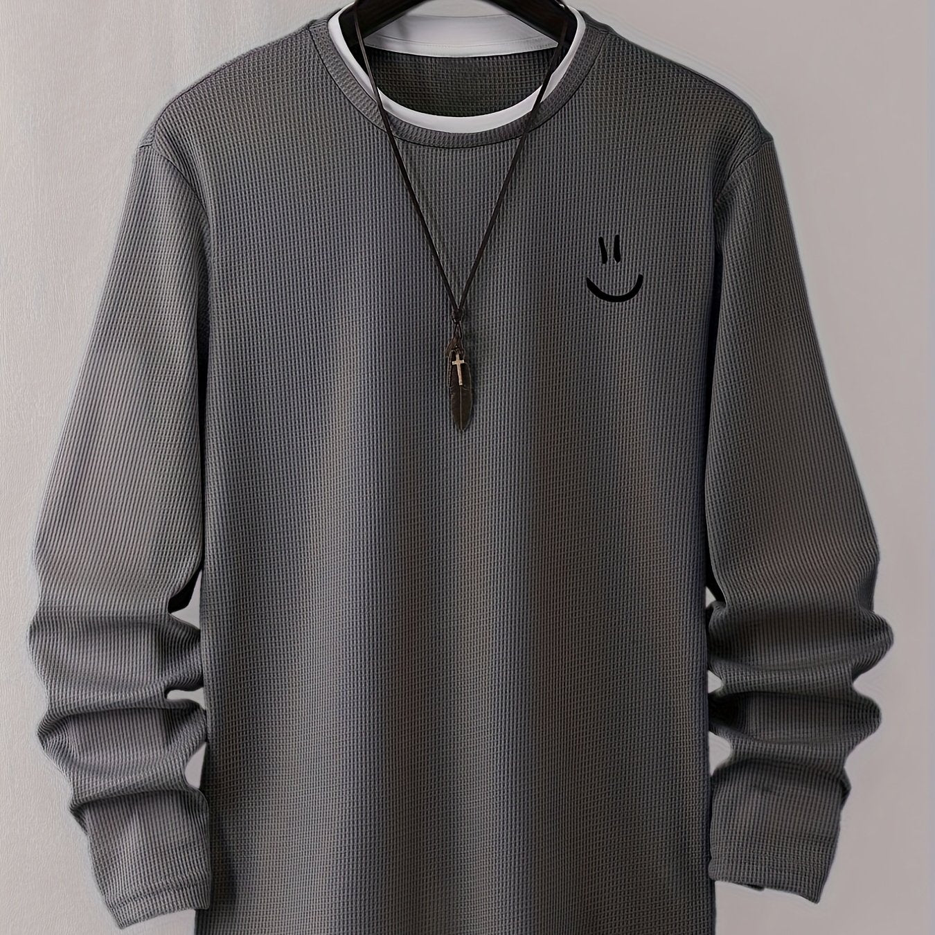 Pull homme texturé gaufré manches longues imprimé smiley col rond