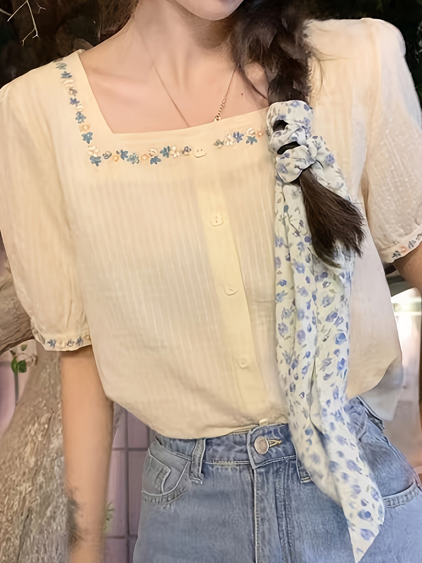 Elegant women's blouse with square neckline and floral embroidery, casual spring-summer style