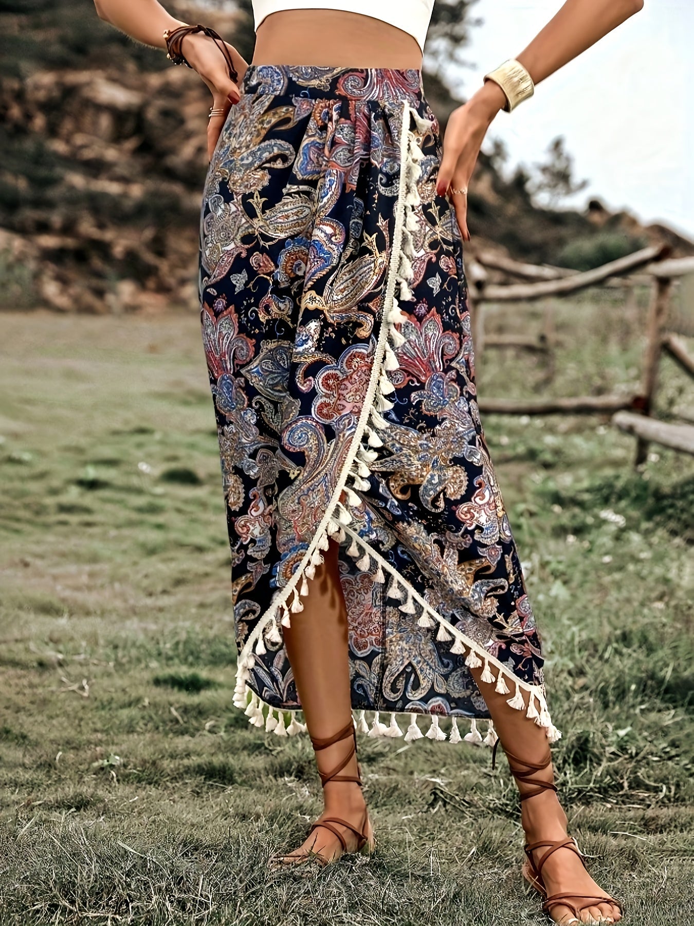Falda cruzada bohemia para mujer estilo midi con estampado paisley y detalle de pompones para verano y vacaciones