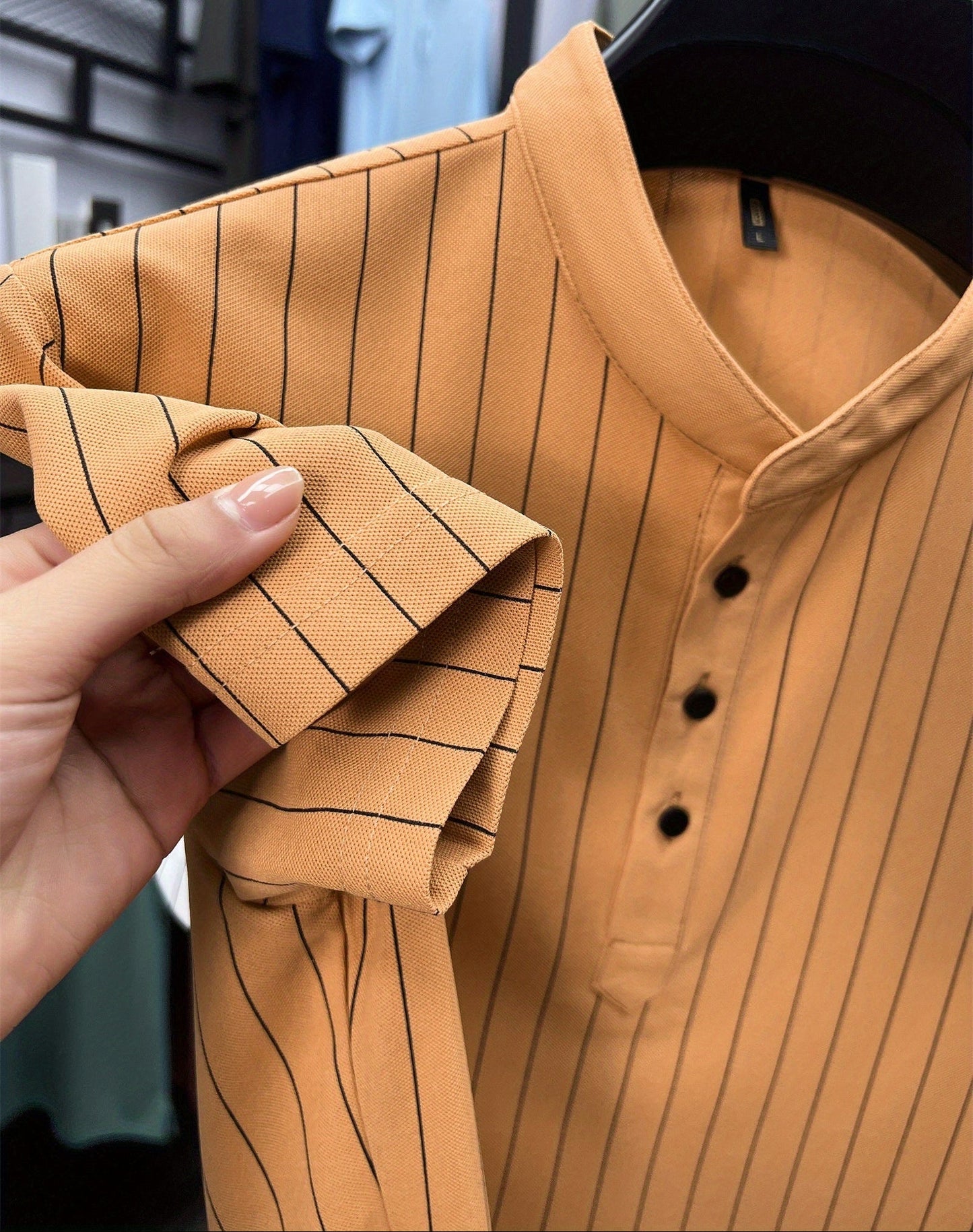 Herreskjorte med korte ærmer og striber i afslappet, elegant Henley-stil