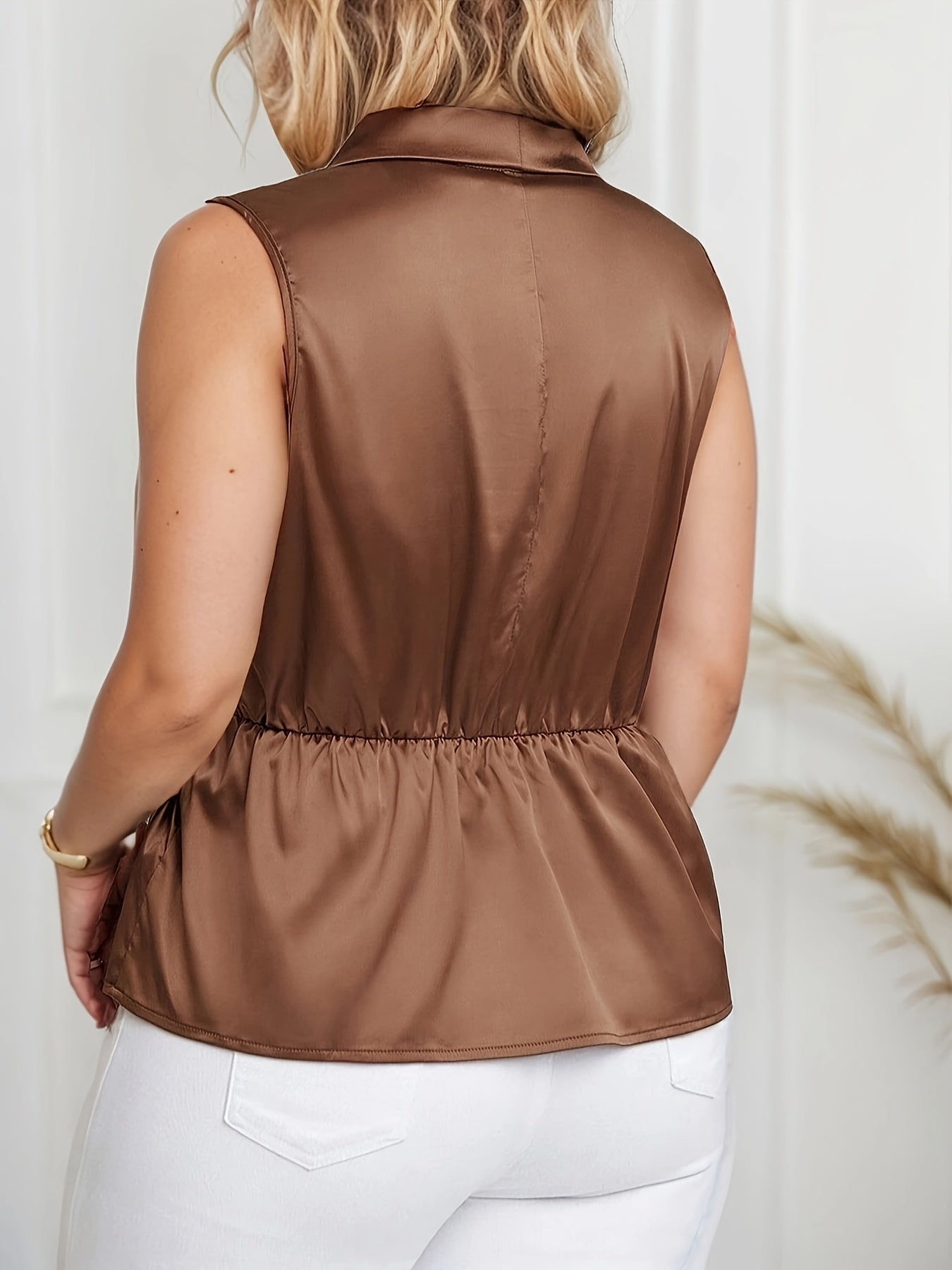 Elegantes ärmelloses Damenoberteil mit überkreuztem Ausschnitt im asymmetrischen Stil für Büro oder Ausflug  