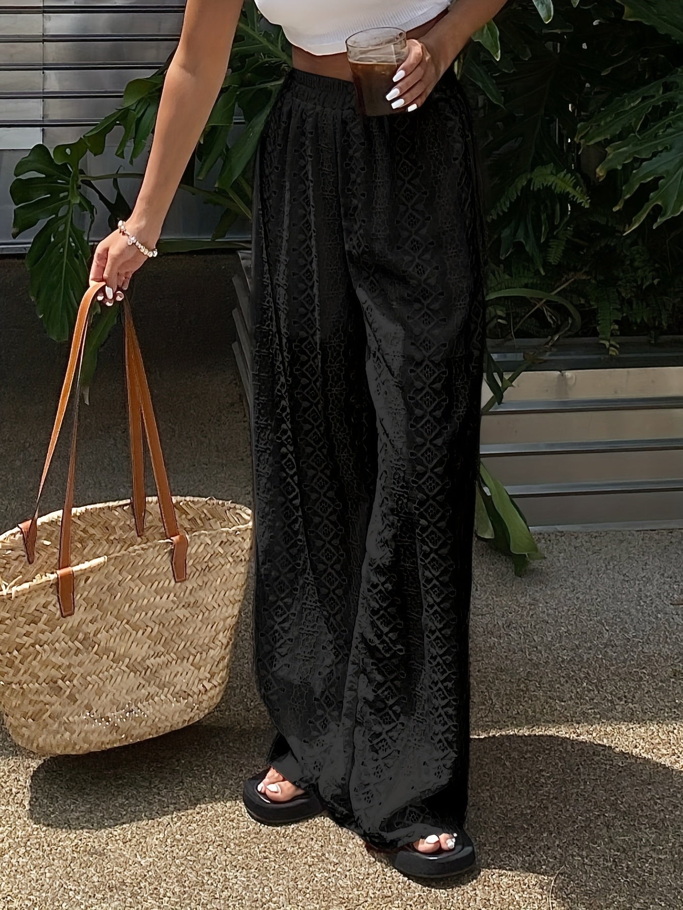 Pantalon large femme style bohème chic pour été, dentelle ajourée, taille élastique, idéal plage et vacances