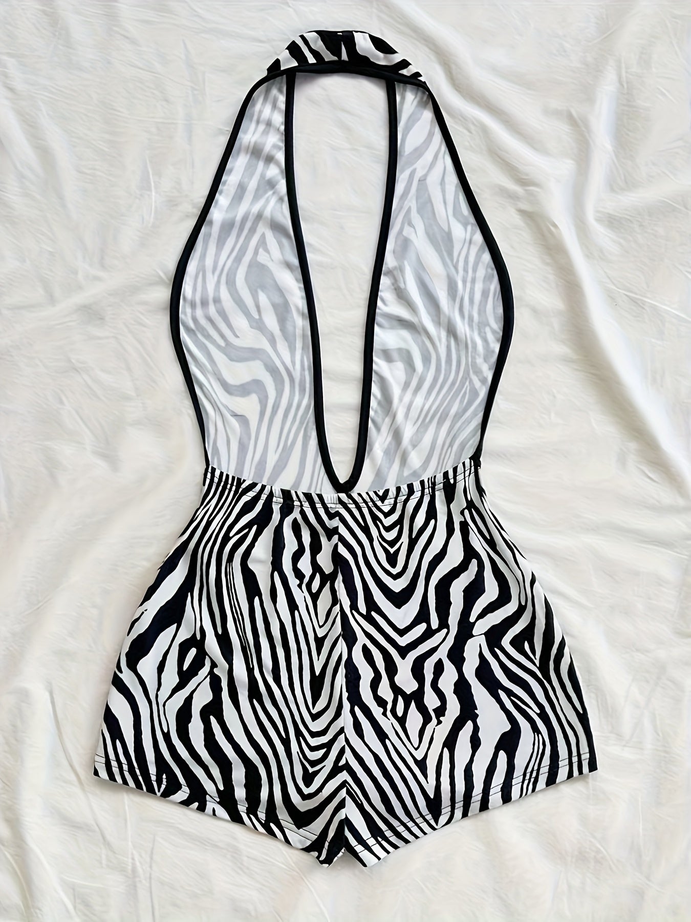 Combinaison short une pièce femme style animalier, décolleté plongeant, tendance été, idéale plage et vacances