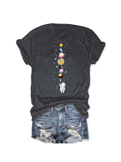 T-shirt donna stile casual con motivo astronauta e pianeti, ispirazione spazio, ideale per appassionate di scienza e moda urbana