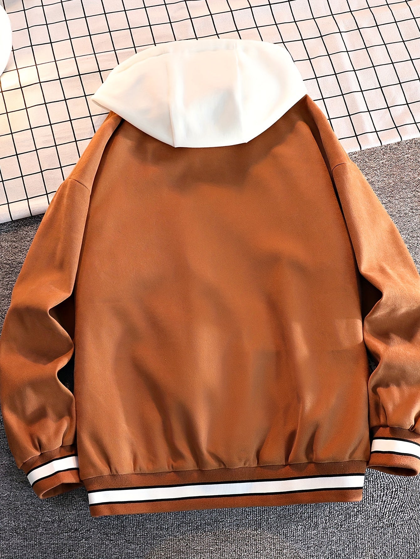 Veste universitaire bicolore blanche et marron pour homme avec capuche et inscription "DREAMS"