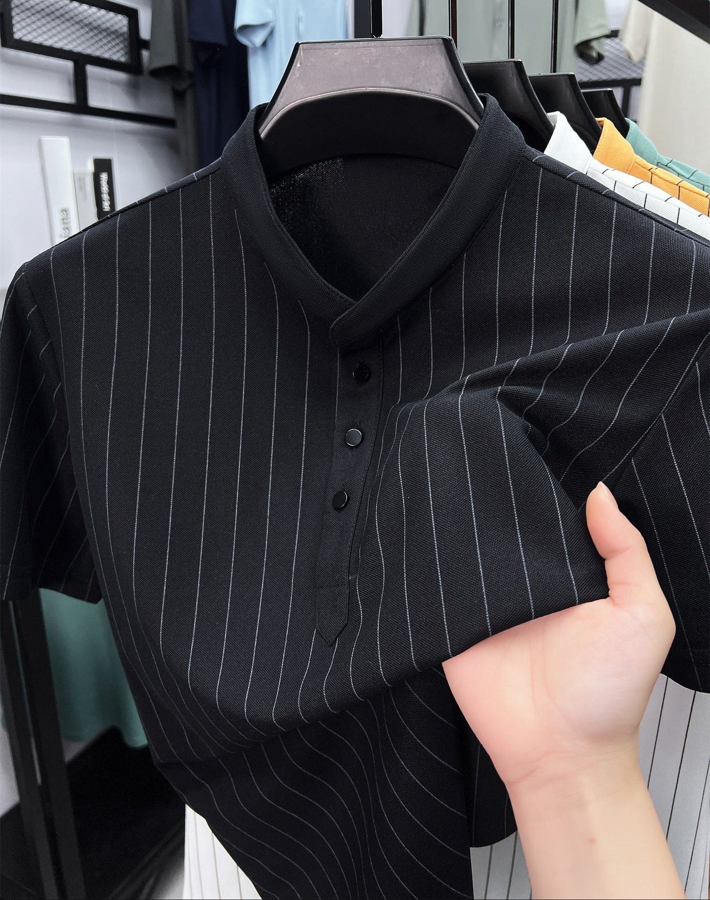 Herreskjorte med korte ærmer og striber i afslappet, elegant Henley-stil