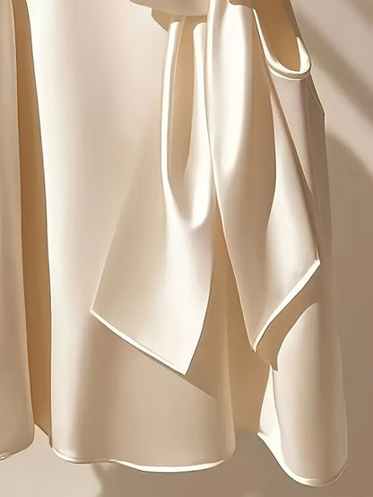 Ærmeløs damebluse i elegant stil med lavallière-krave og løs pasform til udflugter eller særlige lejligheder