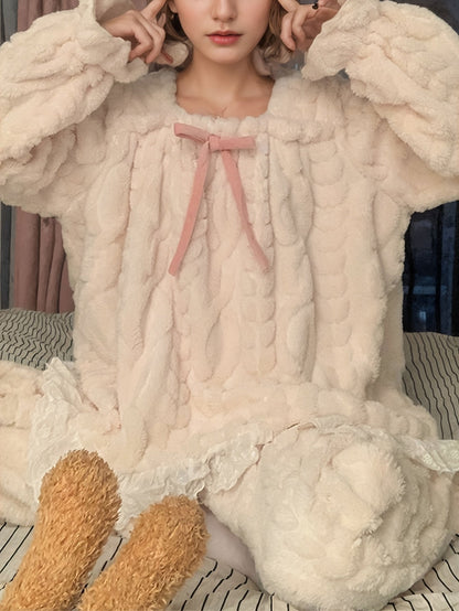 Pyjama Femme Doux et Moelleux Beige Écru Col Carré Volants Dentelle