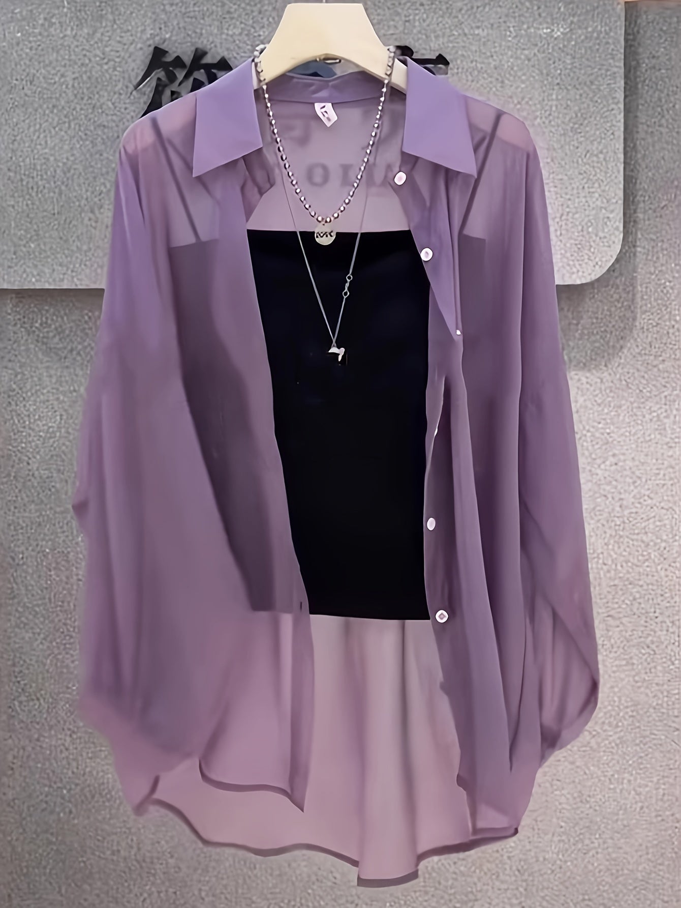 Løs transparent skjorte med undertrøje – Kvinde – Moderne stil til elegante lag-på-lag looks