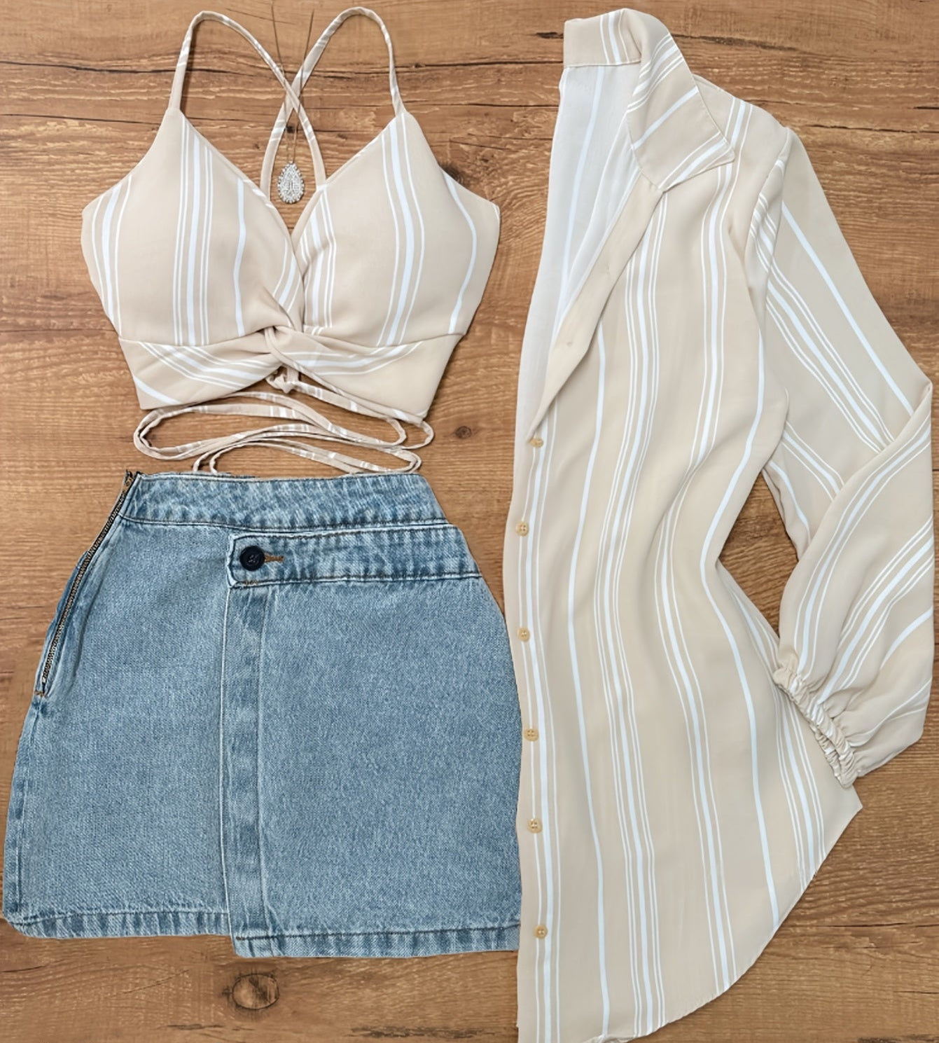 Trendy damesensemble: kort topje om te knopen, lange gestreepte blouse en spijkerrok – casual en modern stijl