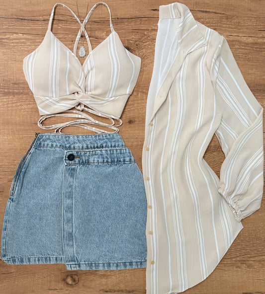 Trendy damesensemble: kort topje om te knopen, lange gestreepte blouse en spijkerrok – casual en modern stijl