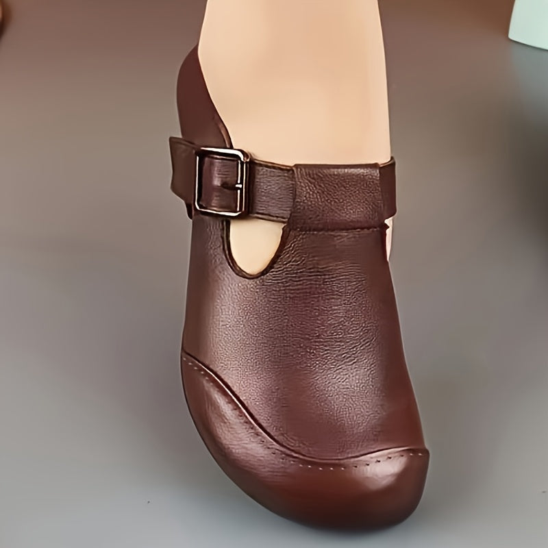 Damesko med mellemhøj hæl i retrostil med elegant spænde til daglig brug og kontor
