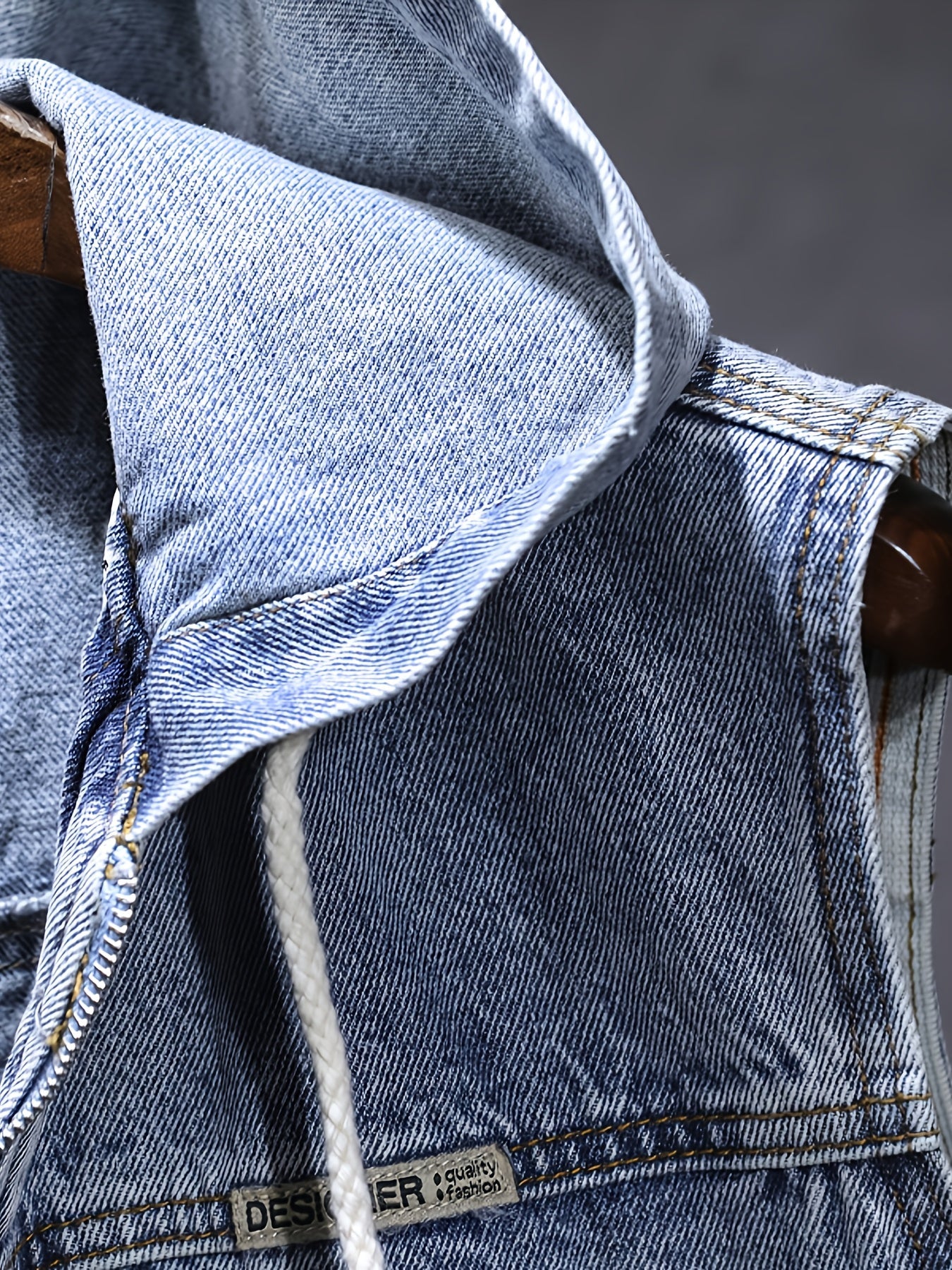 Veste sans manches à capuche pour homme en denim noir délavé