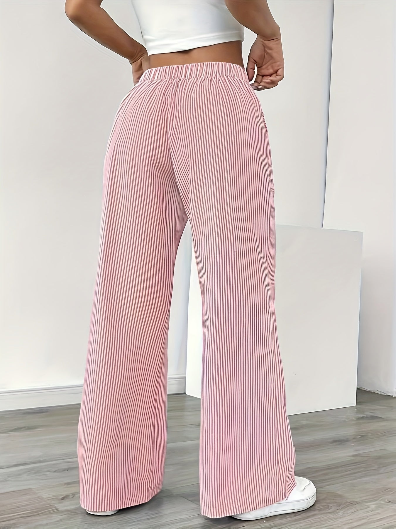 Weite gestreifte Damenhose im lässigen Stil, ideal für Wochenenden und Sommer  