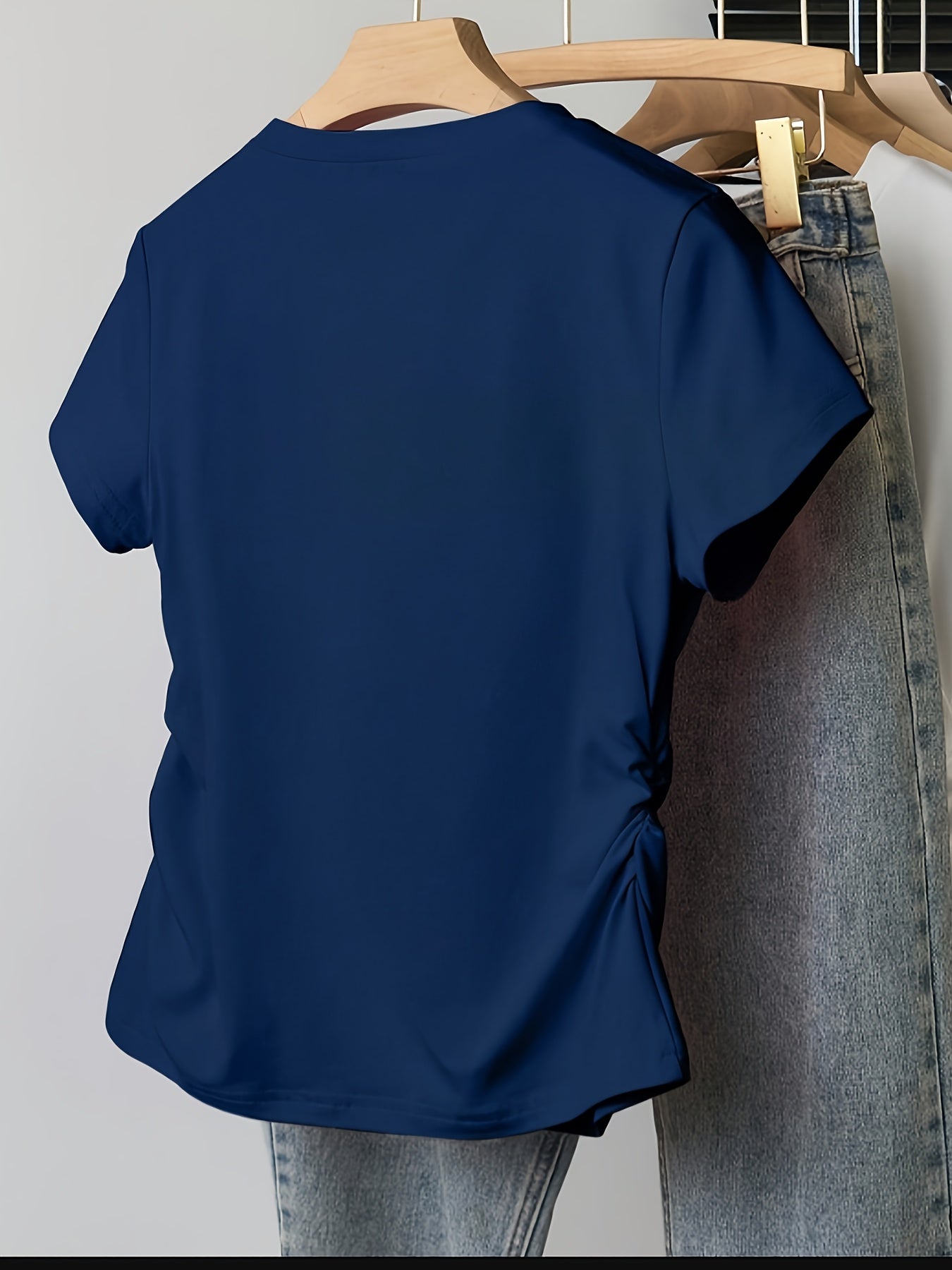Dame T-shirt med tætsiddende pasform, hjerteprint, afslappet og trendy stil