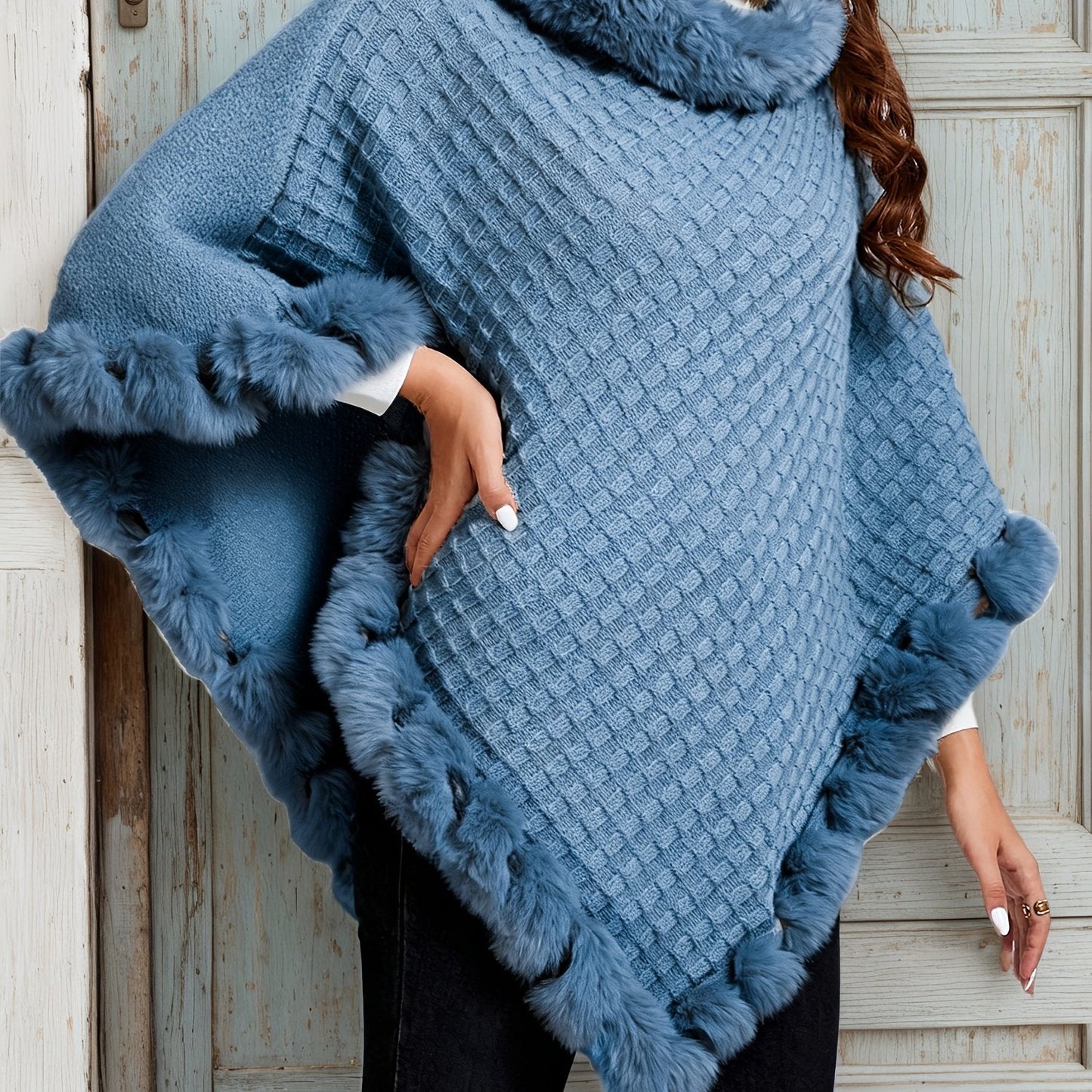 Poncho Femme Tricoté Motif Losanges Gris avec Bordure en Fausse Fourrure