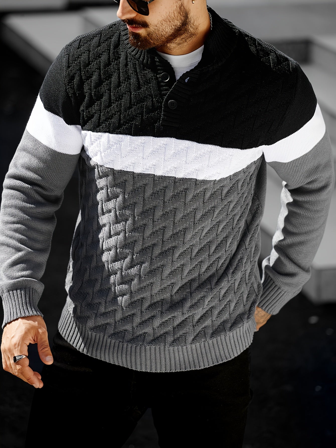 Pull homme tricoté à col montant boutonné rayé