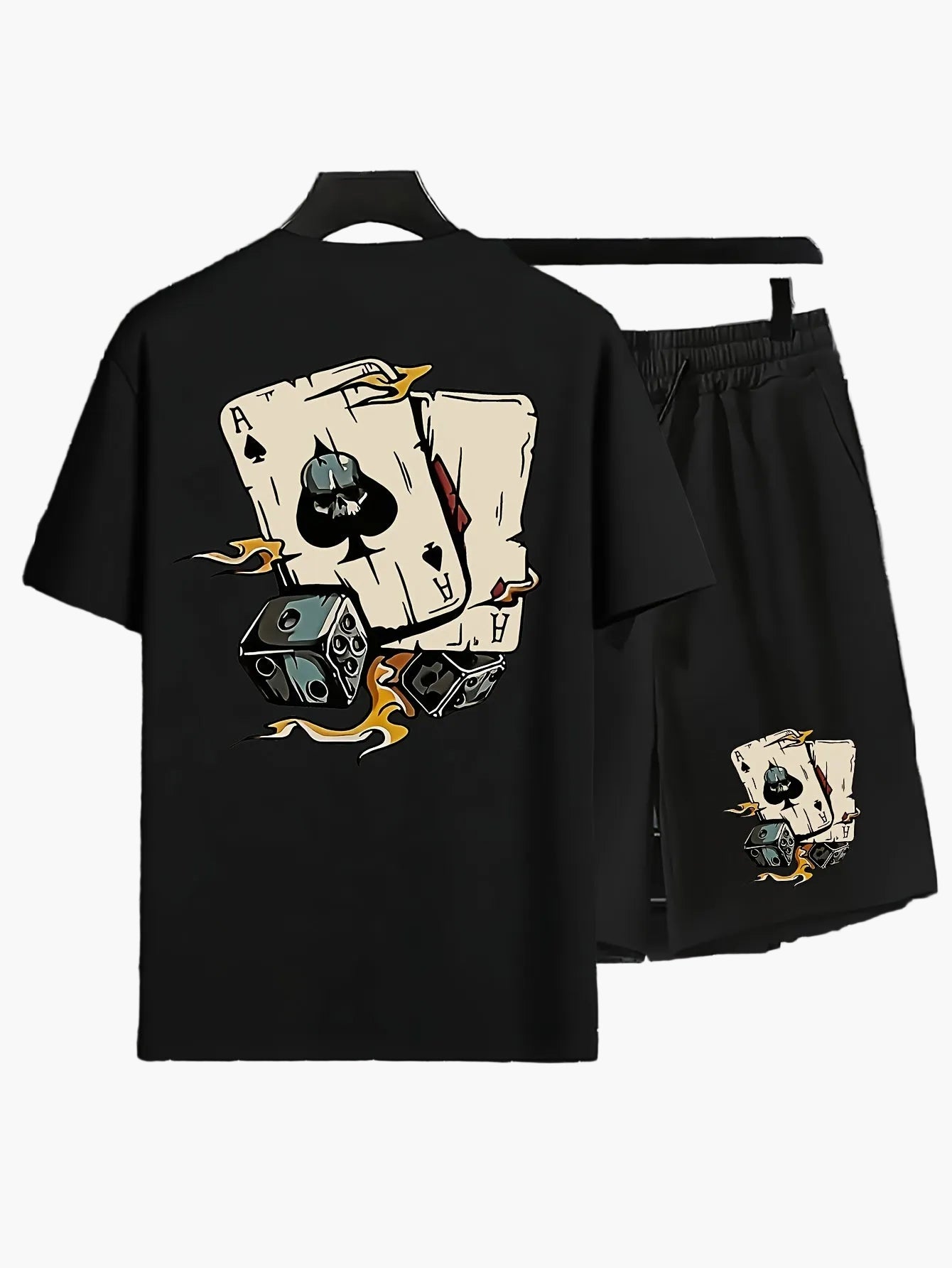 Lässiges Herren Outfit – T-Shirt mit Pik-Ass Aufdruck und Shorts, moderner Stil, ideal für den Sommer