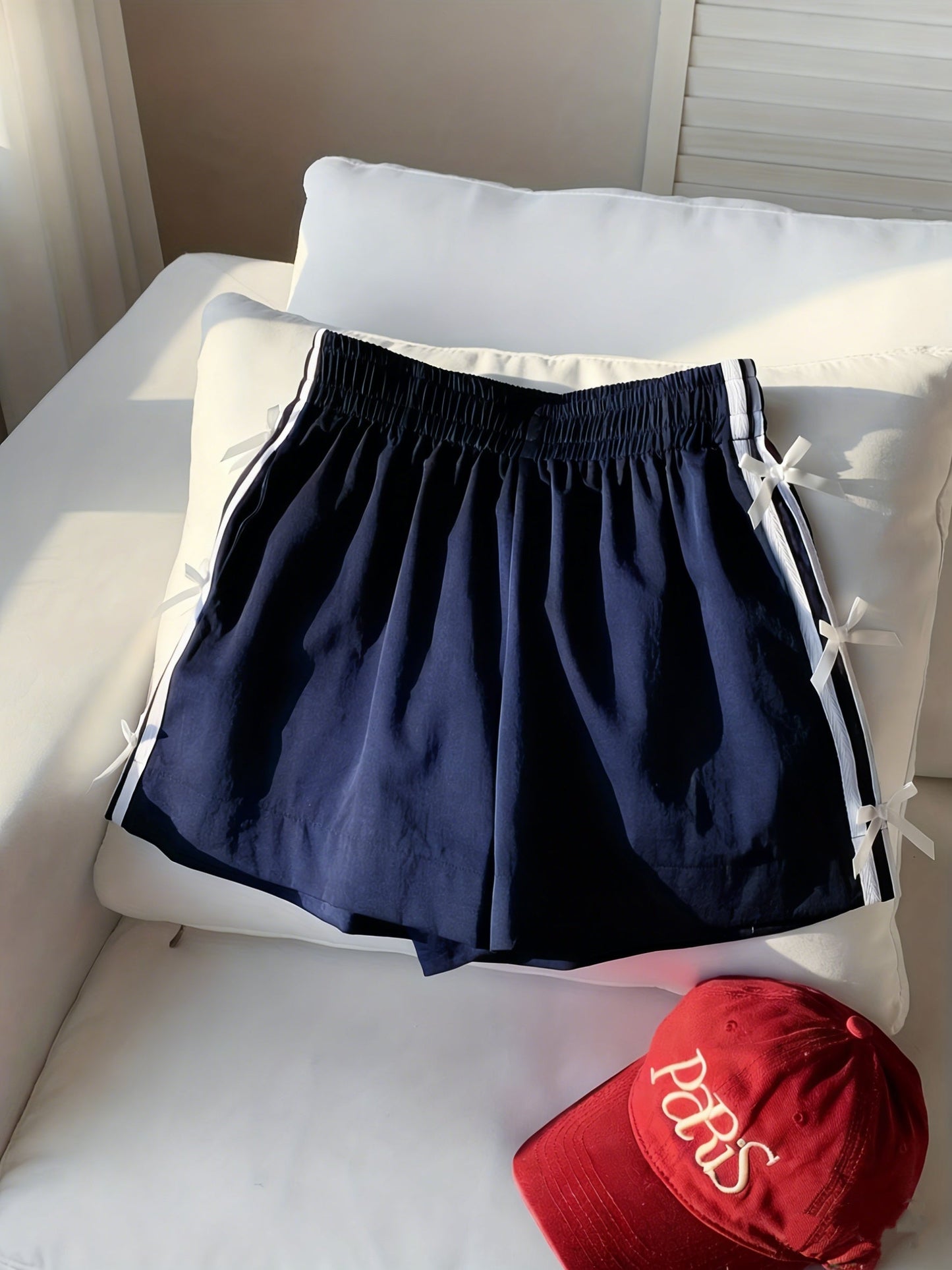 Short décontracté femme style vacances avec nœuds latéraux et bandes sportives
