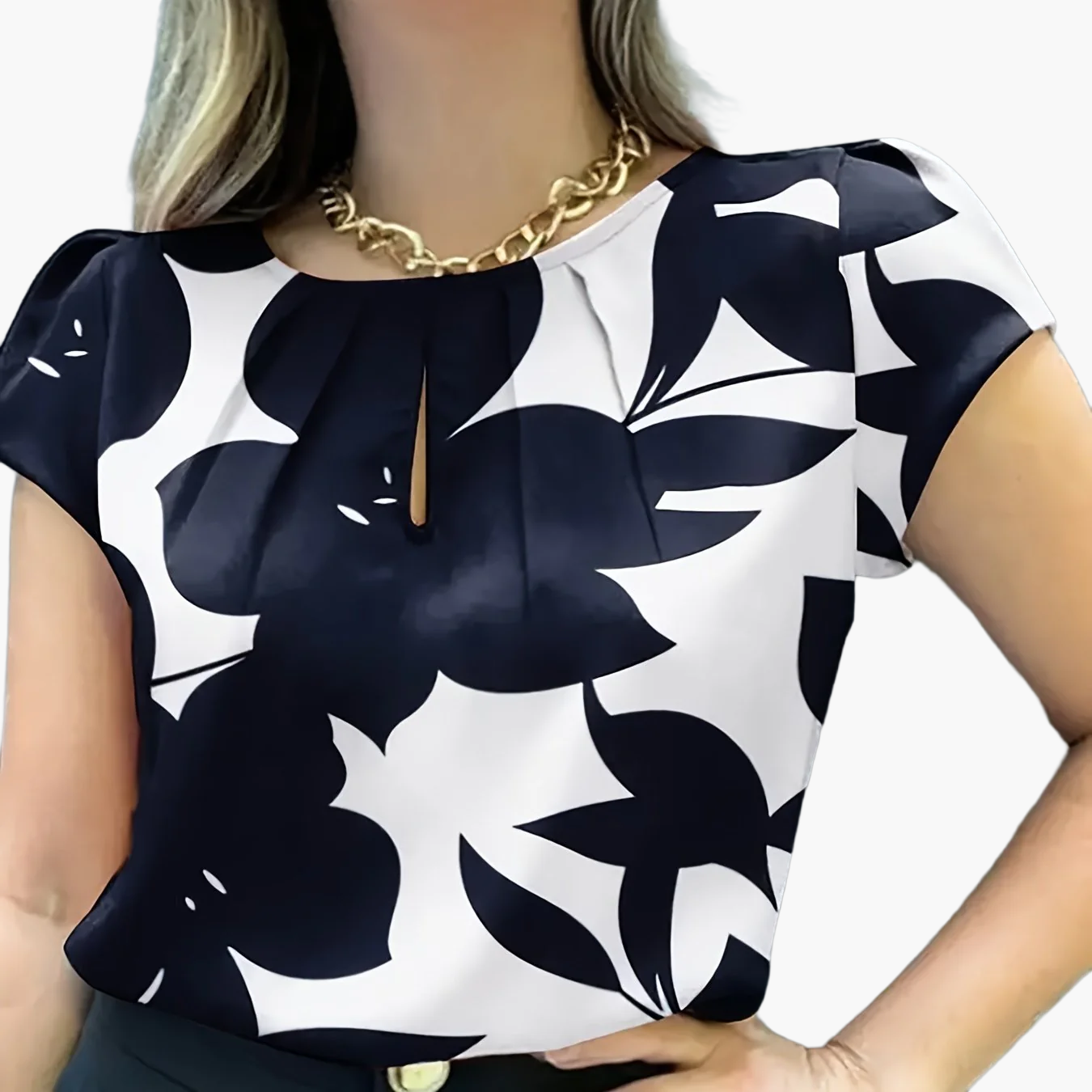 Elegant blus för kvinnor med abstrakt mönster, korta ärmar, chic stil för kontoret och utflykter