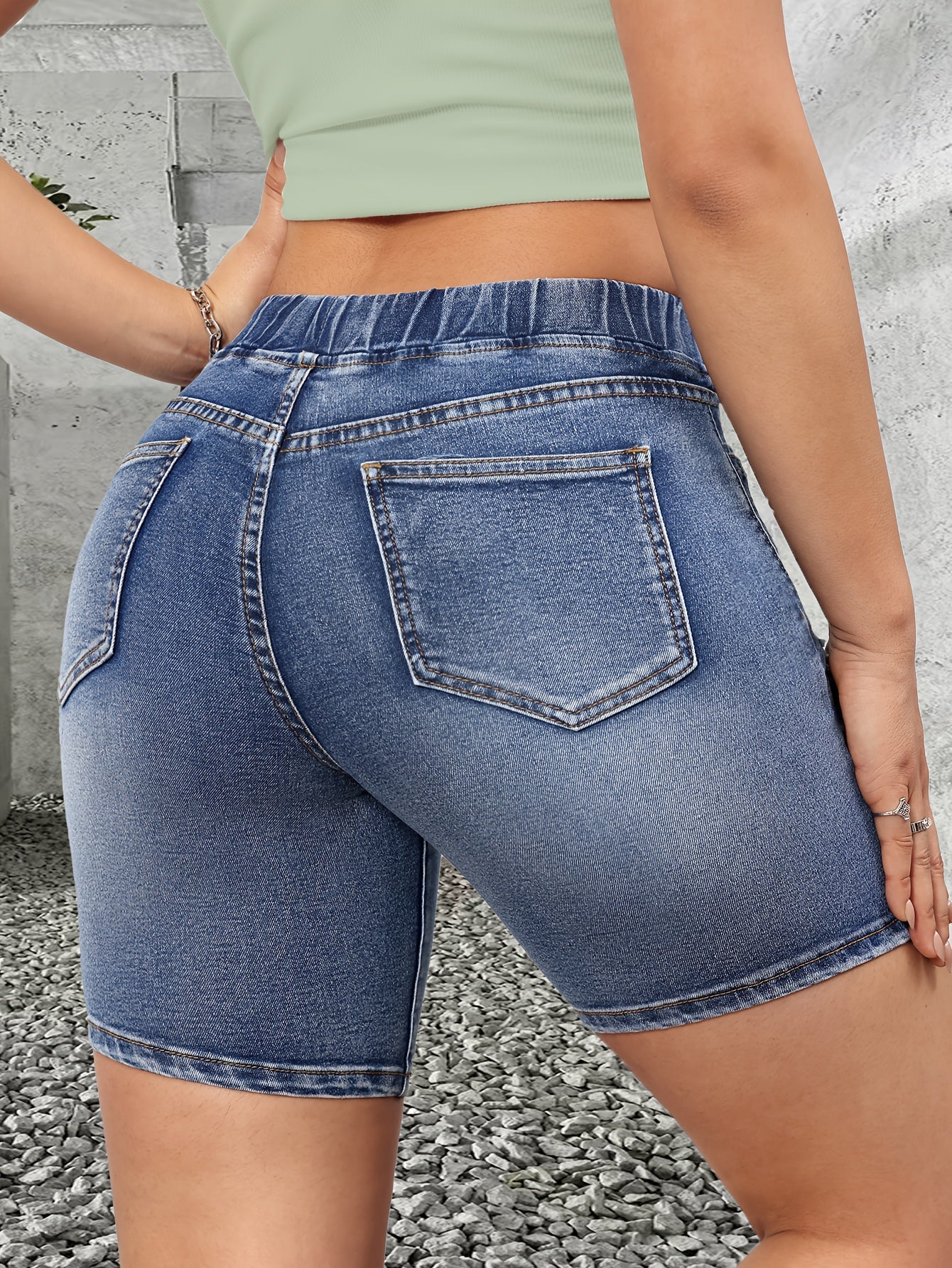 Short bermuda décontracté pour femme à taille élastique et détails usés – Idéal été et plage