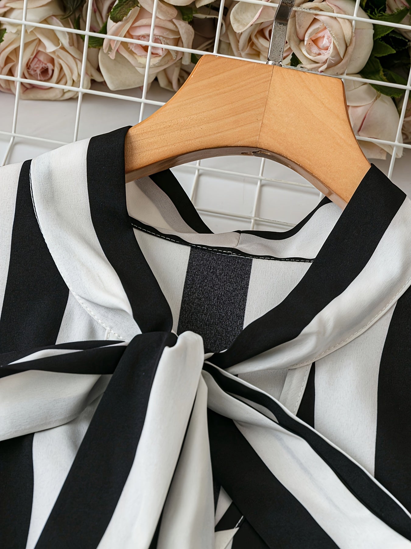 Elegant stribet bluse til kvinder med lavallière-krave og flæseærmer - Chic stil til kontoret eller udflugter