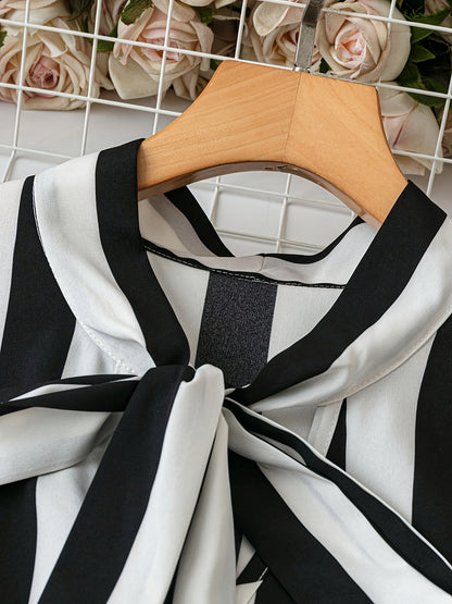 Elegant stribet bluse til kvinder med lavallière-krave og flæseærmer - Chic stil til kontoret eller udflugter