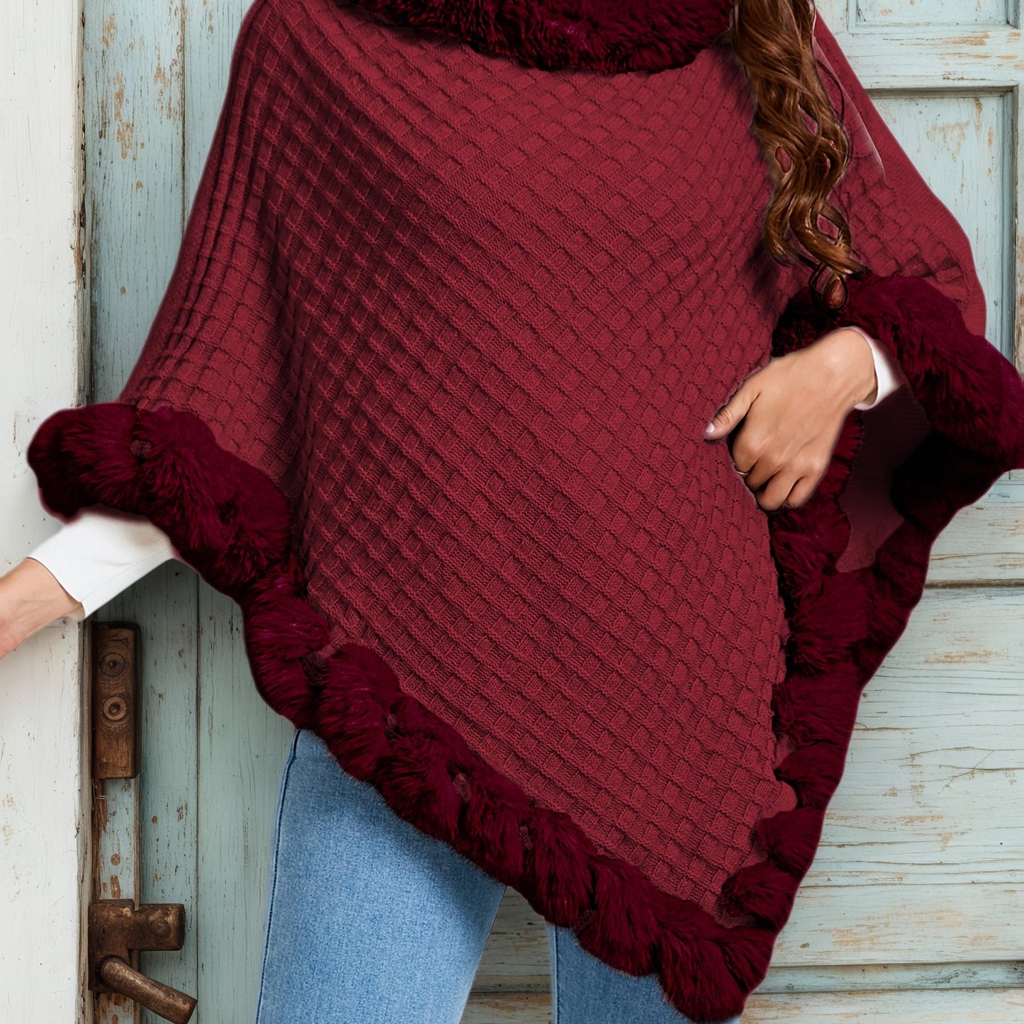 Poncho Femme Tricoté Motif Losanges Gris avec Bordure en Fausse Fourrure