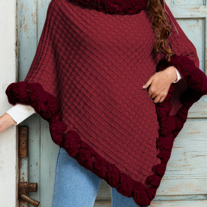Poncho Femme Tricoté Motif Losanges Gris avec Bordure en Fausse Fourrure