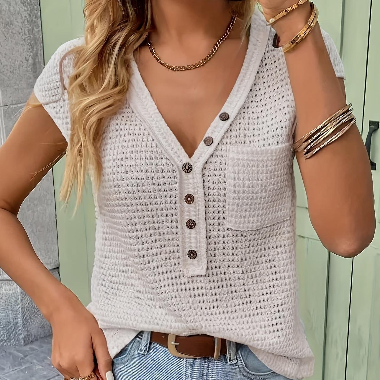 Top Henley décontracté à manches courtes pour femme, style chic et texturé, idéal au quotidien