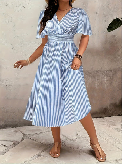 Robe élégante à rayures pour femme, style croisé et taille smockée, idéale pour les occasions spéciales